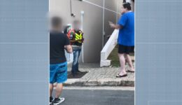 Entregador sofre ofensas racistas e é humilhado em condomínio de luxo