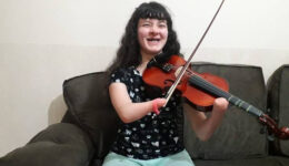 Jovem com deficiência realiza o sonho de aprender a tocar violino