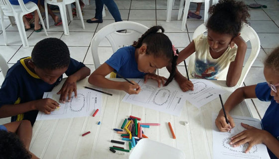 Itaú Social lança edital para redes de apoio a crianças e adolescentes