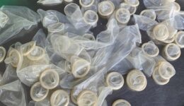 Absurdo: Polícia do Vietnã descobre fábrica que reutilizava camisinhas