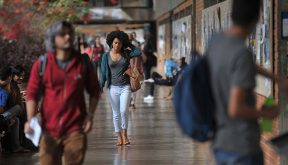 Universitários negros enfrentam obstáculos com o retorno às aulas online