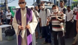 Ódio gratuito: padre é ameaçado por ajudar moradores de rua