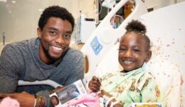 Chadwick Boseman visitava e escrevia cartas para crianças com câncer