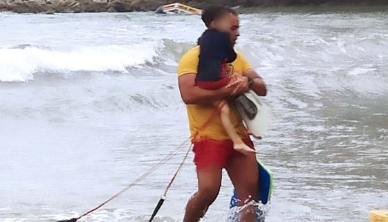 Bombeiro chora ao salvar criança de 4 anos que se afogava em SP
