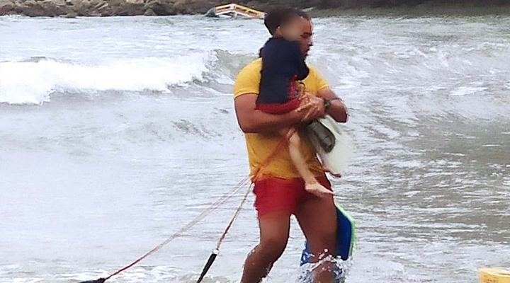 Bombeiro chora ao salvar criança de 4 anos que se afogava em SP