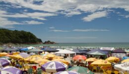Respeito zero: turistas deixam 360 kg de lixo em praia durante o feriado