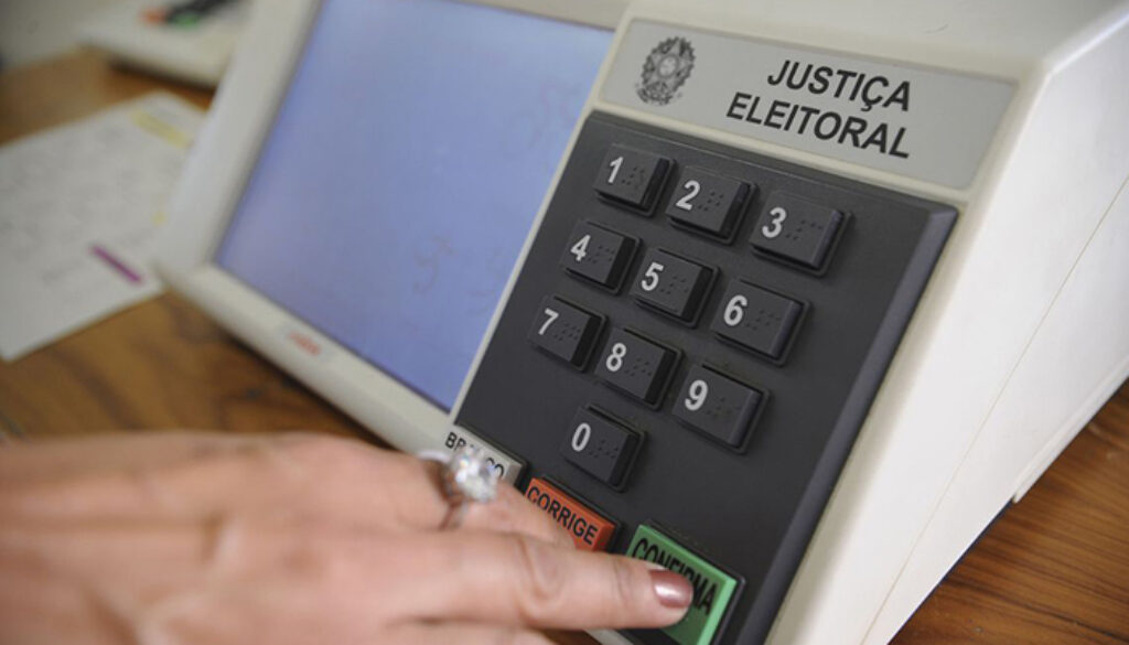 Livro explica sobre o funcionamento das eleições e da democracia | fake news e eleições 2022