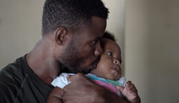 Mortalidade de bebês negros é menor se tratados por médicos negros