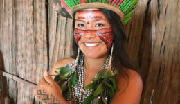 Indígena torna-se influencer ao mostrar costumes da sua aldeia