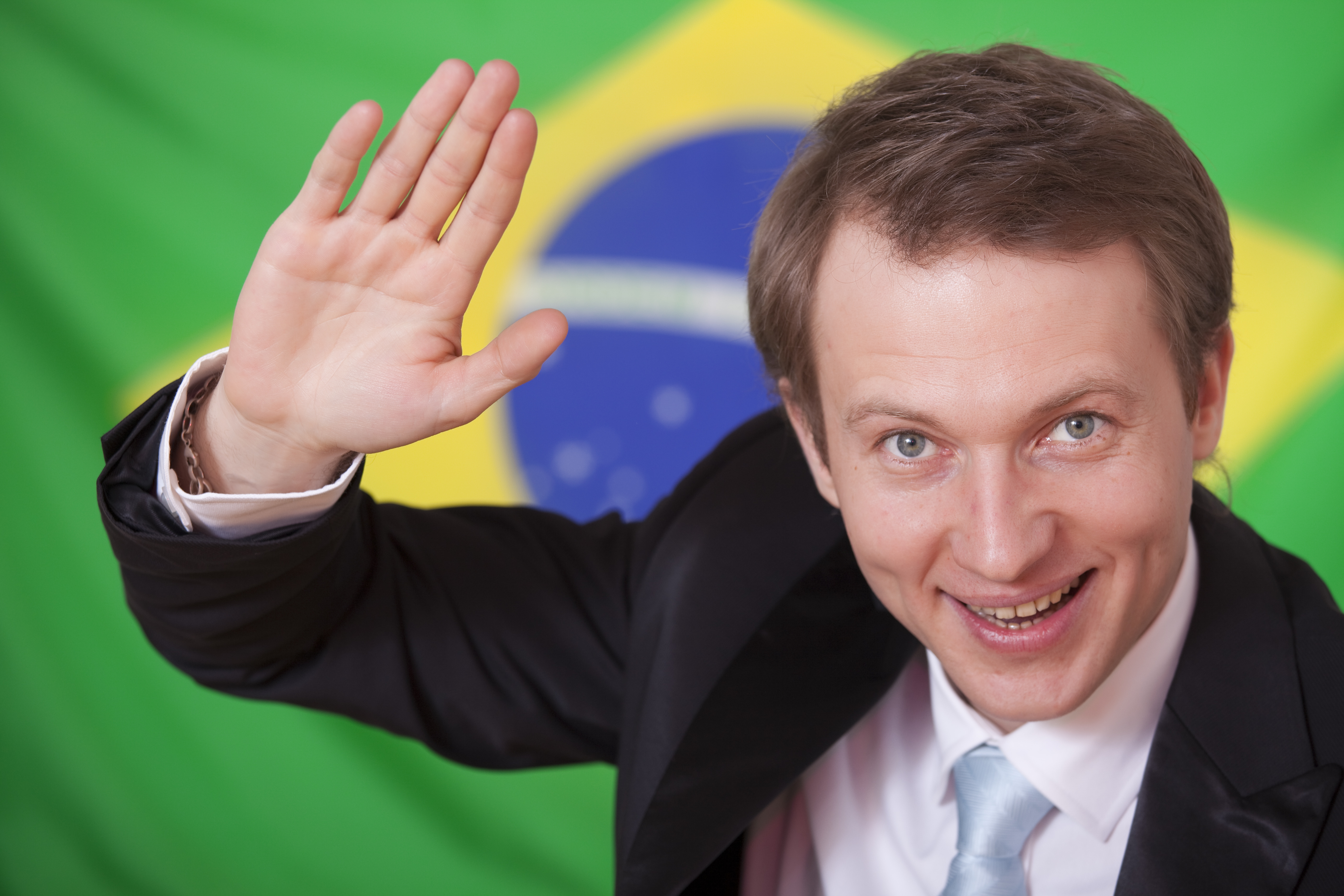Vergonha: Brasil tem candidatos milionários que receberam auxílio emergencial
