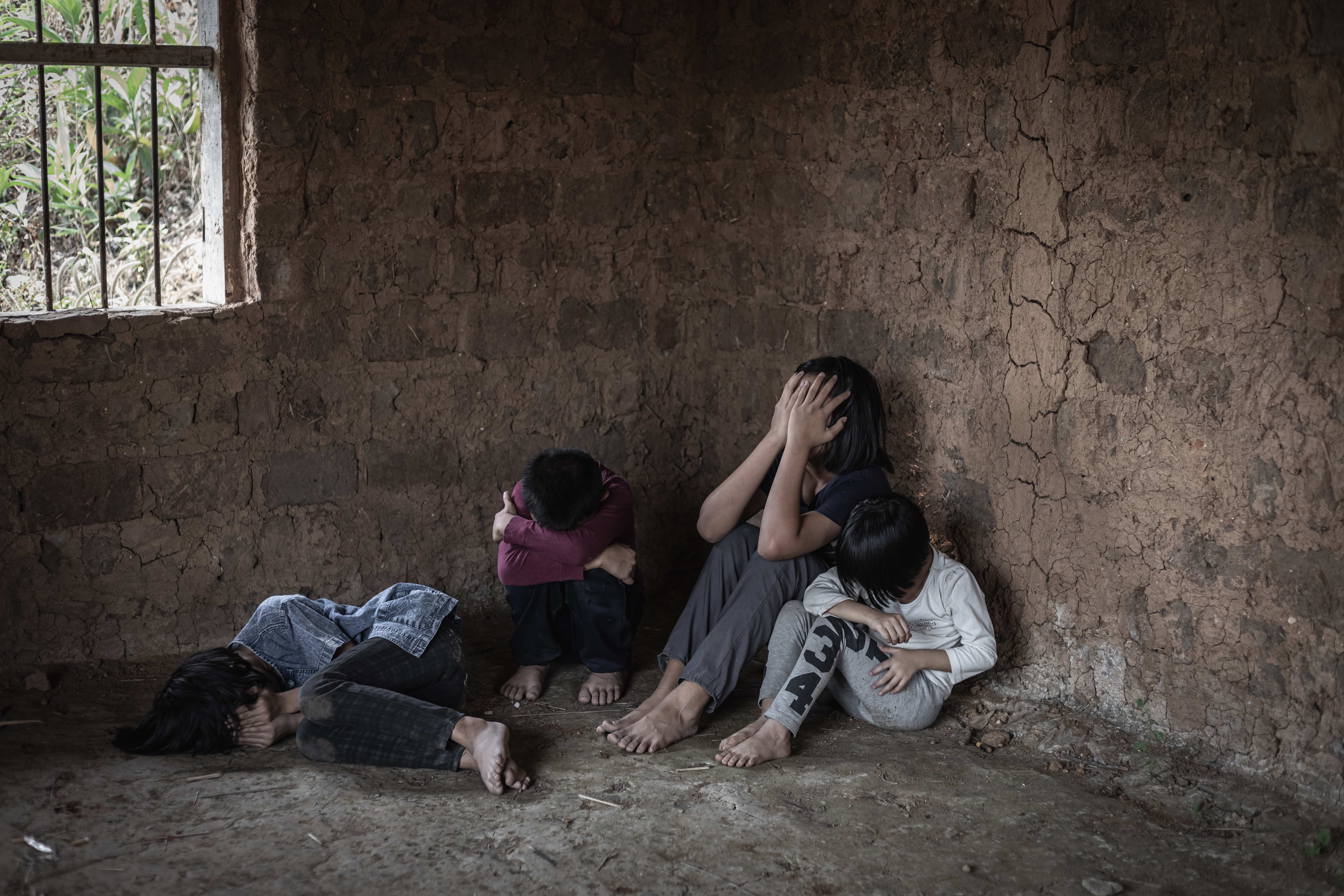 Tráfico humano: crianças raptadas para escravidão sexual e trabalhos forçados