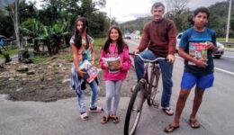 Pai solo pedala 14 km para buscar tarefas escolares dos filhos