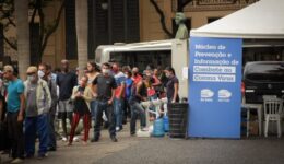 Fome: cresce a fila de famílias em busca de comida em São Paulo