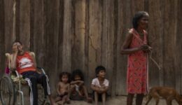 Indígenas perdem tudo em queimadas e sobrevivem comendo fezes e urina