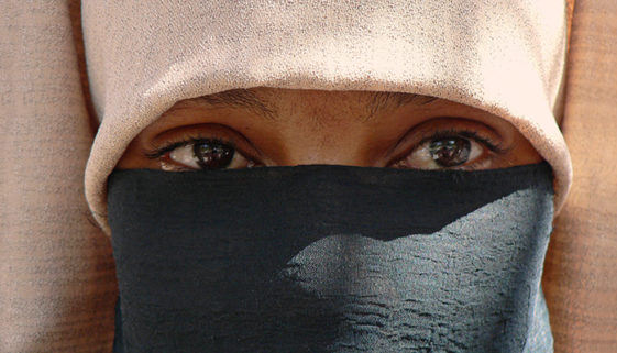 Professora faz sala secreta para meninas proibidas de estudar pelo Talibã