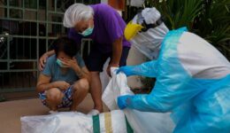 Covid-19: EUA têm necrotérios móveis e pacientes deixados para morrer