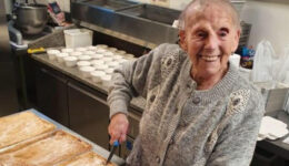 Senhora de 89 anos faz tortas e doa para pessoas em vulnerabilidade
