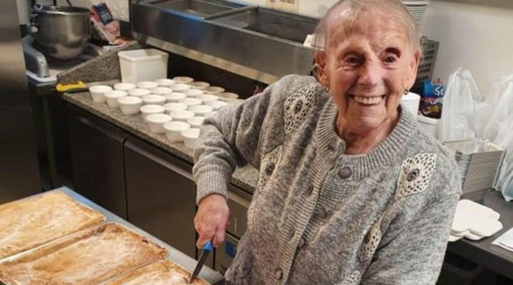 Senhora de 89 anos faz tortas e doa para pessoas em vulnerabilidade