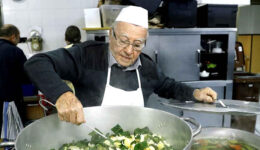 Idoso cozinha todos os dias para pessoas em situação de rua, em Roma