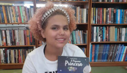 Menina vítima de racismo cria sua própria biblioteca comunitária