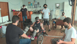 Pesquisadores criam tecnologia que ajuda paraplégicos a pedalar