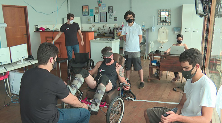 Pesquisadores criam tecnologia que ajuda paraplégicos a pedalar