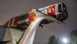 Trem descarrila na Holanda e é salvo de cair por obra de arte gigante