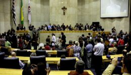 Em plena pandemia, Câmara de SP aprova aumento de salário para prefeito