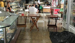 Homem morre em padaria que segue funcionando com o corpo coberto
