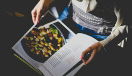 Livro de receitas reverte valor das vendas para oficinas na periferia