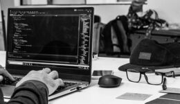 Organização oferece cursos gratuitos e online sobre tecnologia