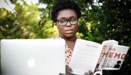 Educadoras usam cultura afro para ensinar inglês a mulheres negras