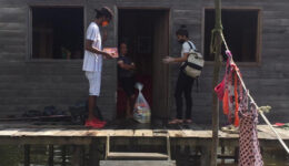 Estudantes usam canoa para entregar cestas básicas no interior do Amapá