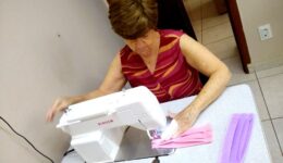 Morre idosa que costurava e doava máscaras contra covid-19
