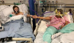 Foto registra último encontro de mãe e filha com Covid-19 em UTI