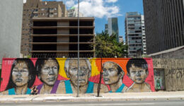 Indígenas recebem homenagem em mural no centro de SP