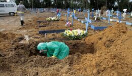 Prefeito de Manaus fala em falta de covas para tantas mortes por Covid-19