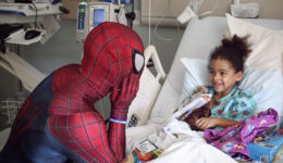 Italiano se veste de Homem-Aranha para visitar crianças em hospitais