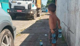 Menino de 2 anos distribui água gelada para coletores de lixo em SC