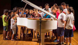 Pianista cria projeto que leva música clássica para crianças da periferia