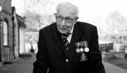 Morre britânico de 100 anos que arrecadou milhões para combater Covid