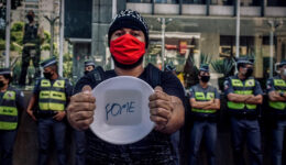 Fome sem auxílio e sem direitos