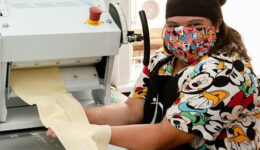 Em SP, pessoas com síndrome de Down produzem massas artesanais