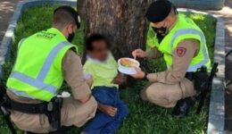 Policiais alimentam homem em situação de rua que não comia há 2 dias