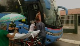 Grávida de gêmeos dá à luz em ônibus com ajuda de passageira