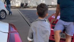Criança de rua pode ter sido raptada por homem que fingia ser seu pai