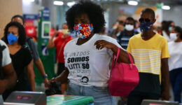 Negros e mulheres correm mais risco de morrer por Covid, revela estudo