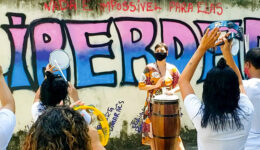 Projeto de musicoterapia resgata a autoestima de jovens no RJ