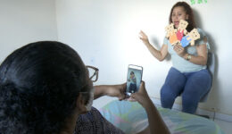 Com a história dos 3 porquinhos, professora identifica famílias carentes
