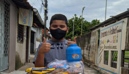 Menino cria rifa para doar cestas básicas a pessoas carentes